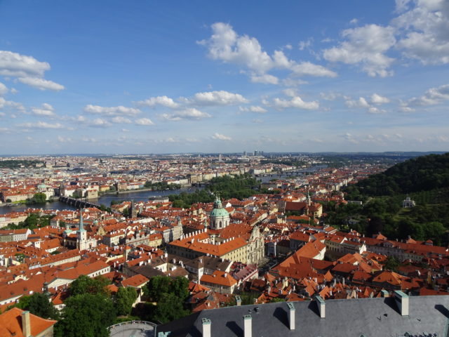 聖ヴィート大聖堂の尖塔から見たプラハ