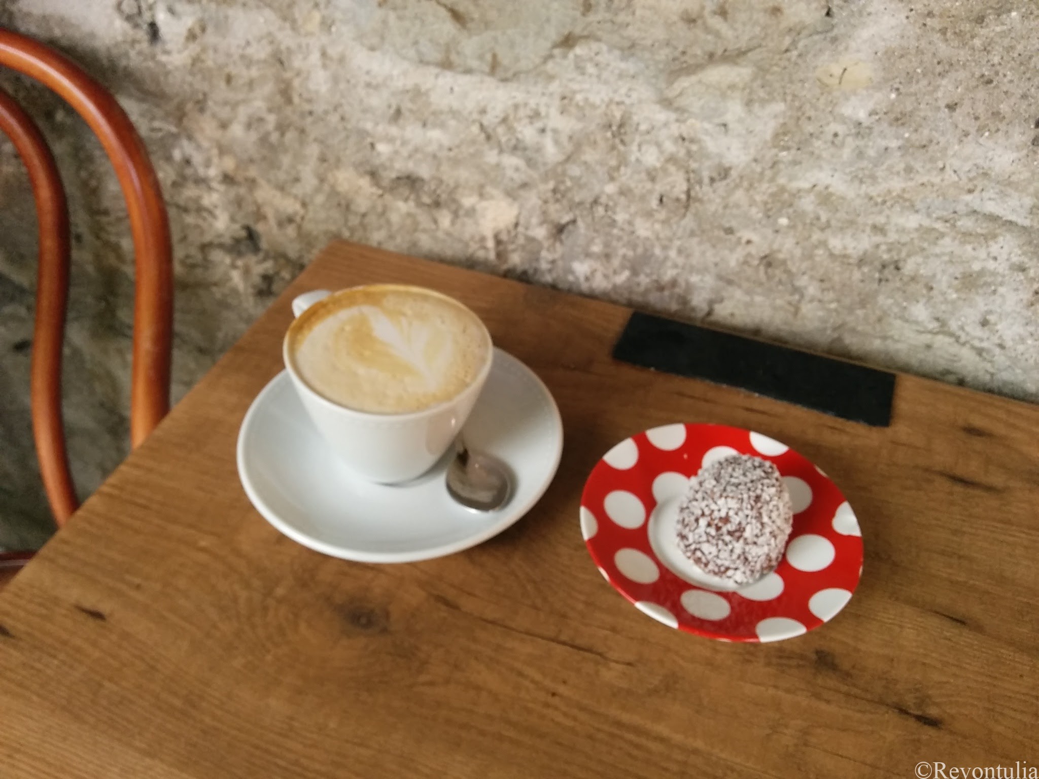 カプチーノとケーキの写真