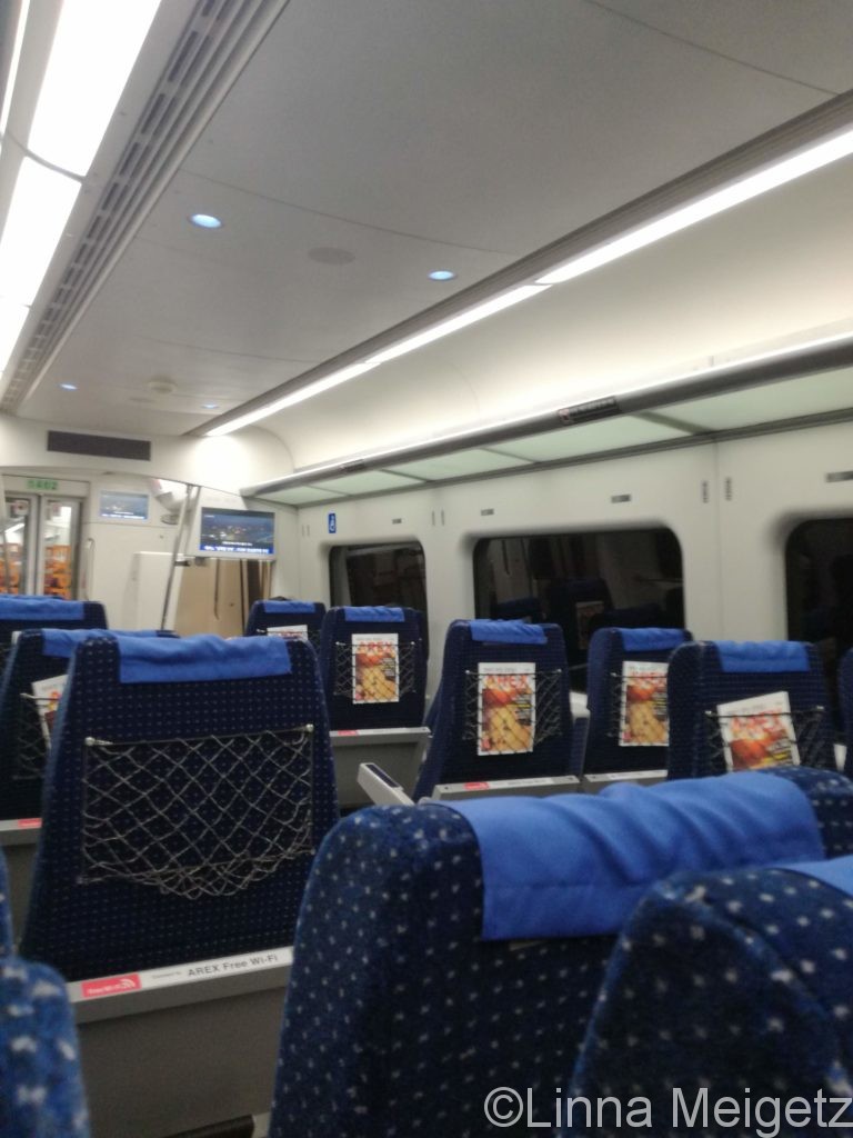 AREXの車内