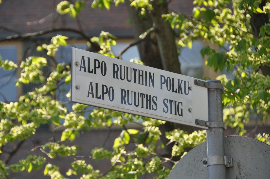 フィンランド語とスウェーデン語が書かれた道路標示の写真