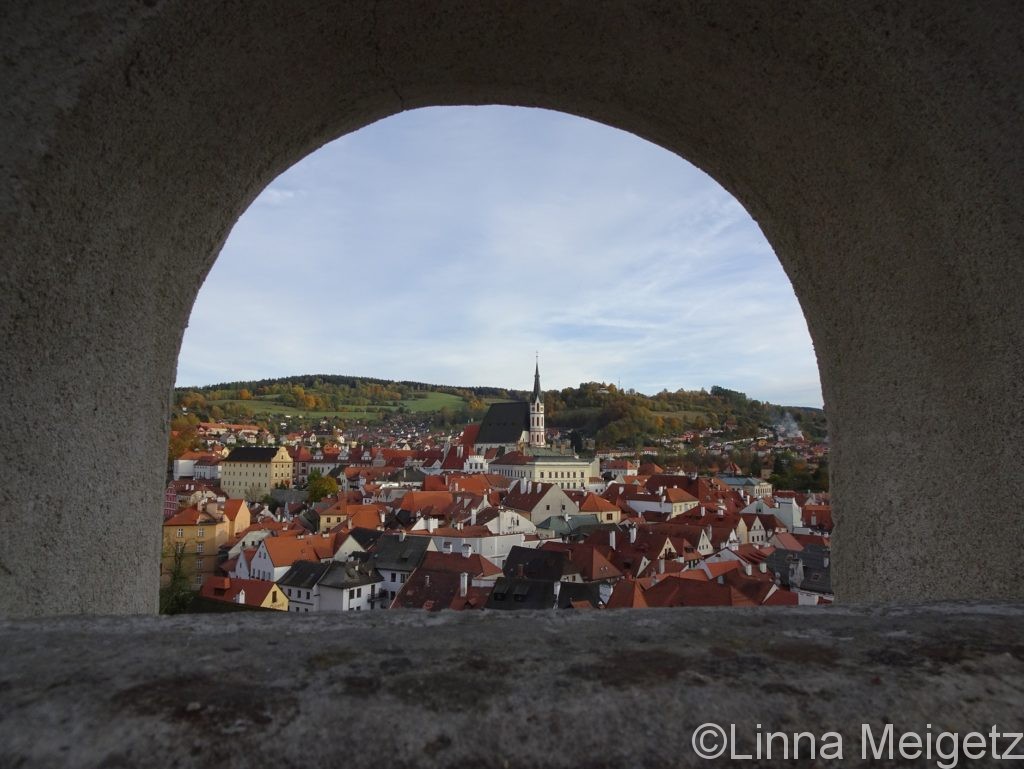チェスキー・クルムロフ城の壁の穴から旧市街をのぞく！