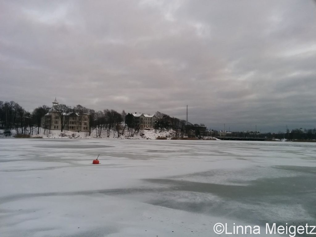 凍り付いたヘルシンキの湖