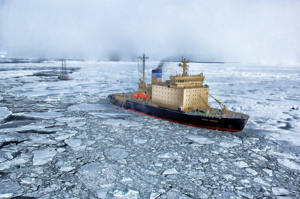 流氷の海と砕氷船