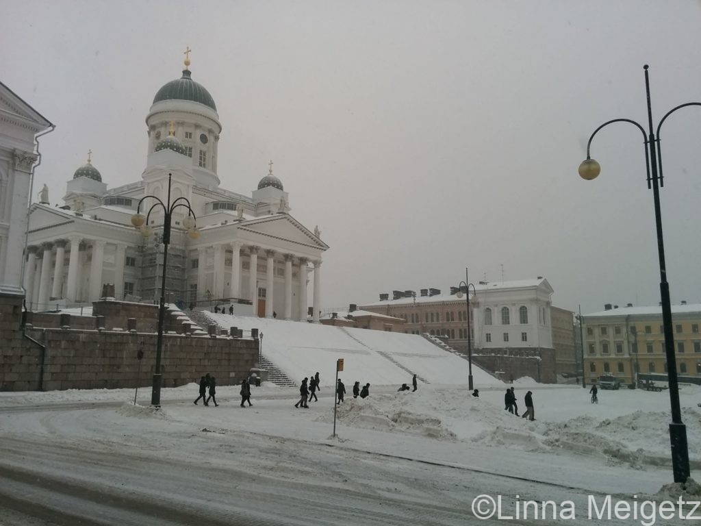 雪に覆われたヘルシンキ大聖堂と元老院広場