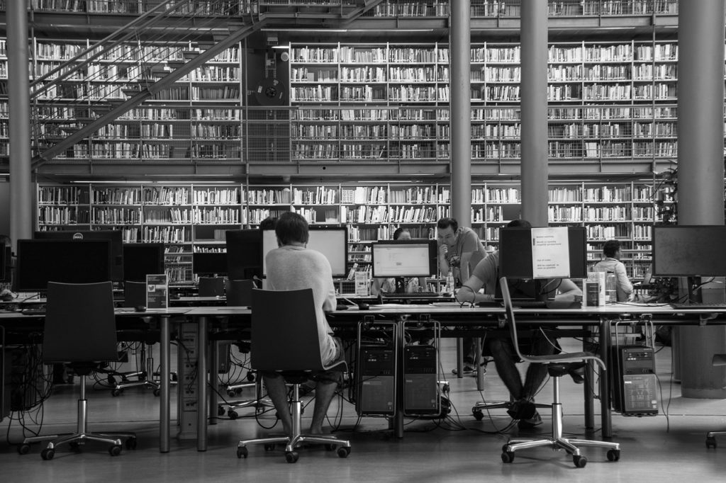 図書館で作業する人たち