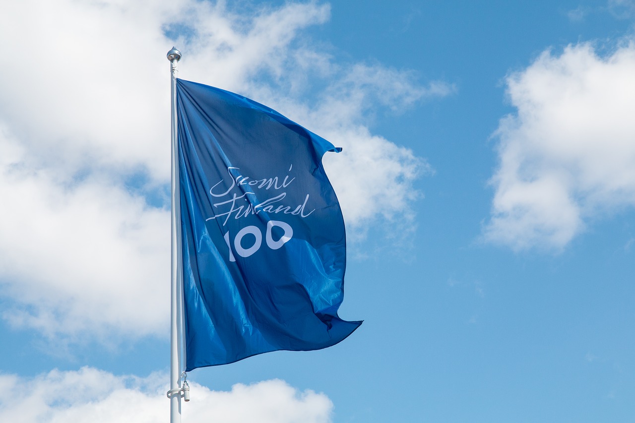 フィンランド独立100周年記念の旗