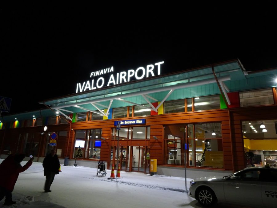 イヴァロ空港の入り口の写真