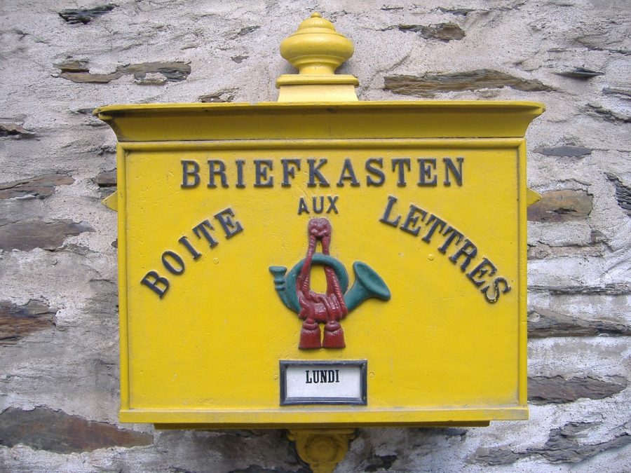 ドイツ語とフランス語が掛かれている郵便箱