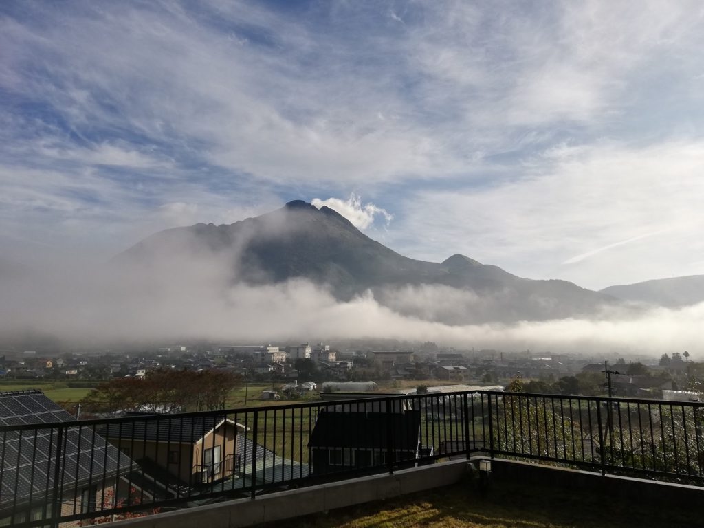 靄が晴れていく由布岳の写真