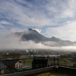 靄が晴れていく由布岳の写真