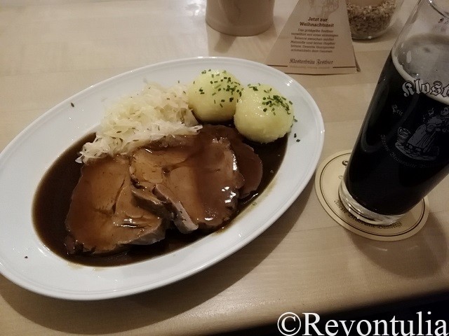 ローストポークとラオホビール。Klosterbräuにて