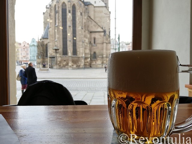 大聖堂を望んでビールを飲む。Lékárnaにて