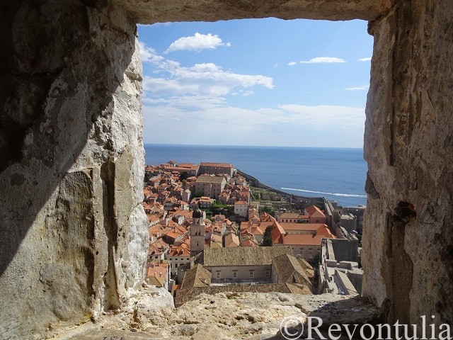 城壁の窓から見たドゥブロヴニク旧市街