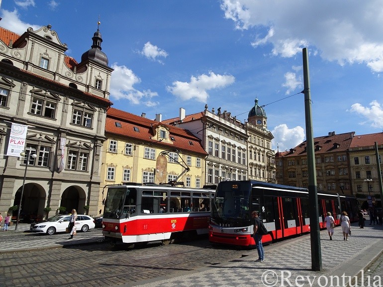 プラハ旧市街を走るトラム