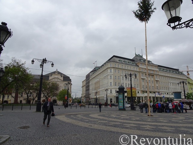 ブラチスラヴァのスロヴァキア国立劇場の前の広場