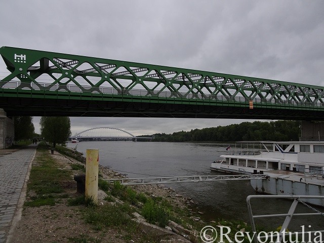 ブラチスラヴァのドナウ川にかかる鉄橋