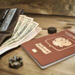 パスポートと財布の写真