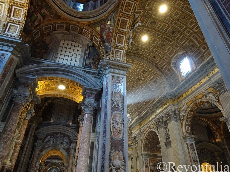 バチカンのサンピエトロ大聖堂の内部