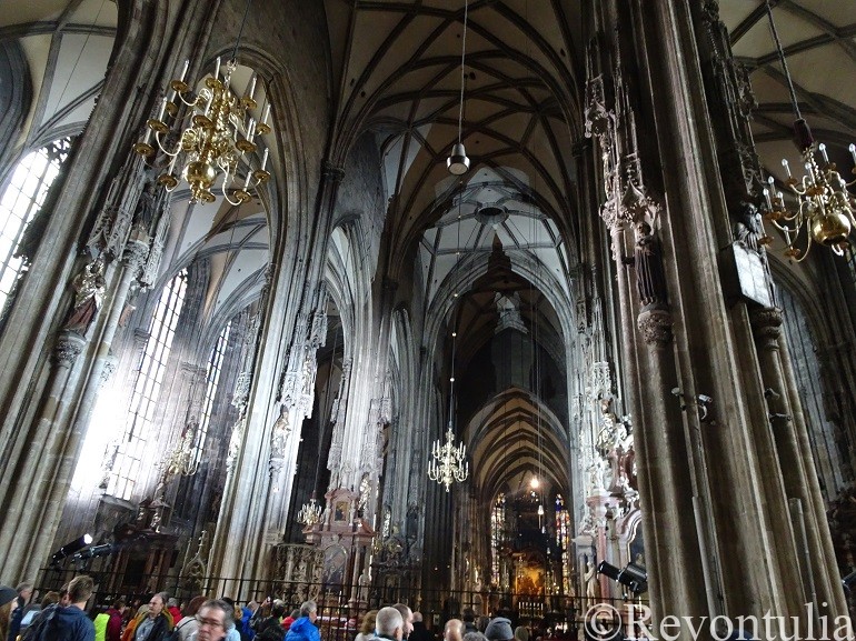 ウィーンのシュテファン大聖堂内部